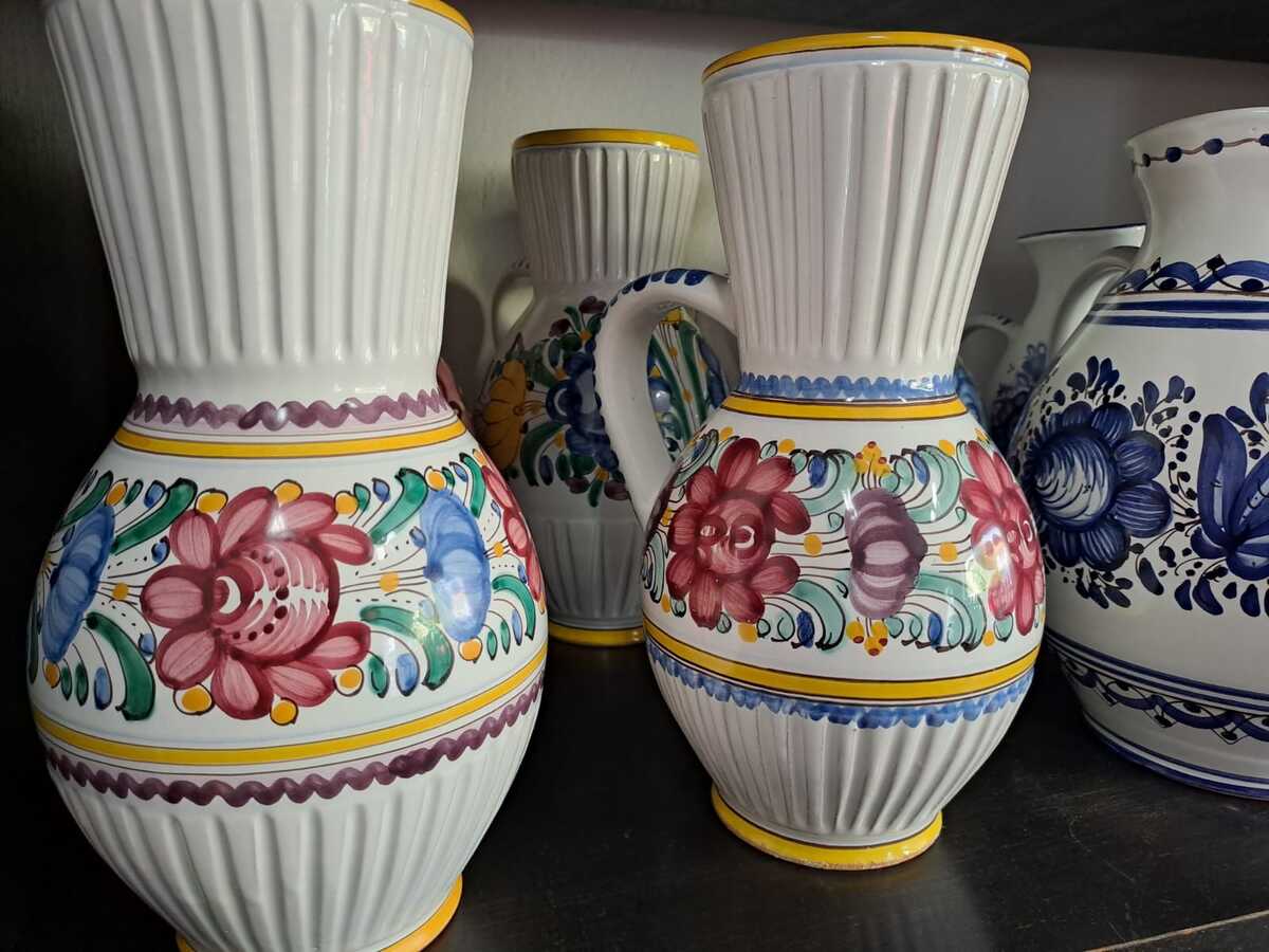 Ručne maľované džbány zblízka
