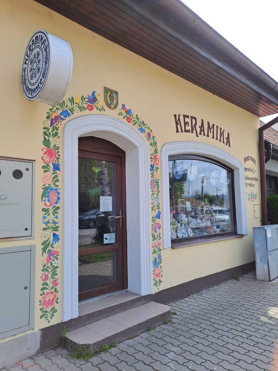 Fasáda predajne s ľudovými motívmi
